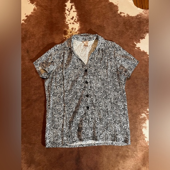 Women's White Stag paisley print button down 
size medium
No flaws - Picture 1 of 3